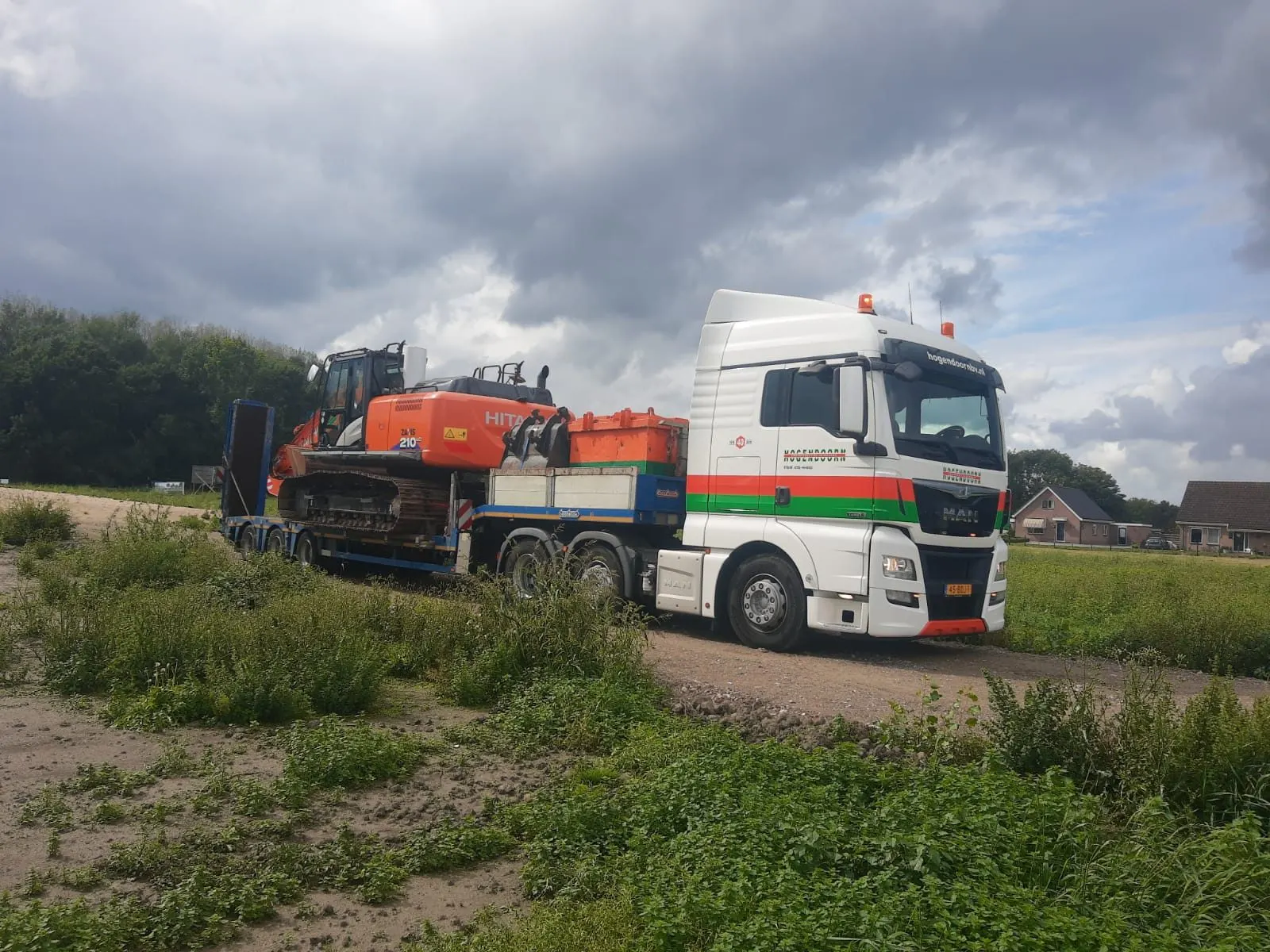 MAN trekker met semidieplader en een Hitachi rupskraan