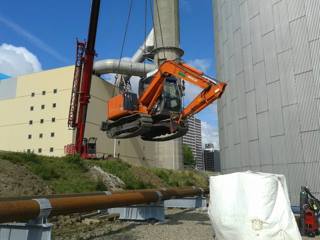 Hitachi graafmachine van 7 ton wordt met een hijskraan opgetild