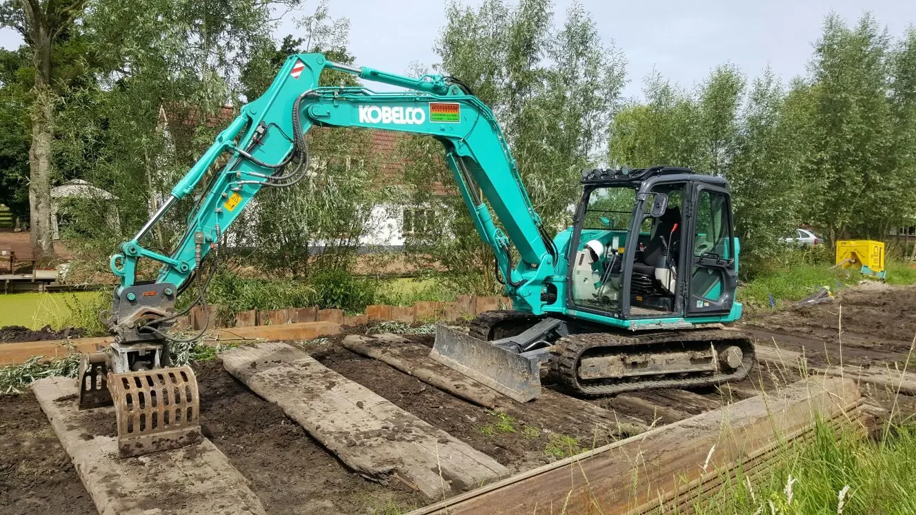 Kobelco midigraver van 8 ton met sorteergrijper op rijplaten