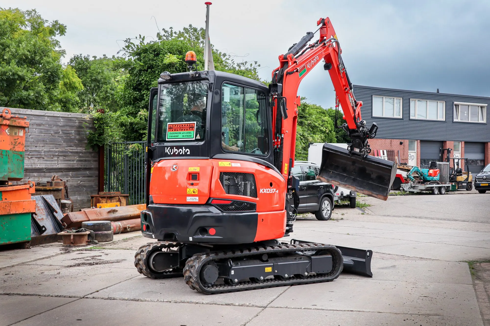 Kubota KX037-4 minigraver op het eigen terrein