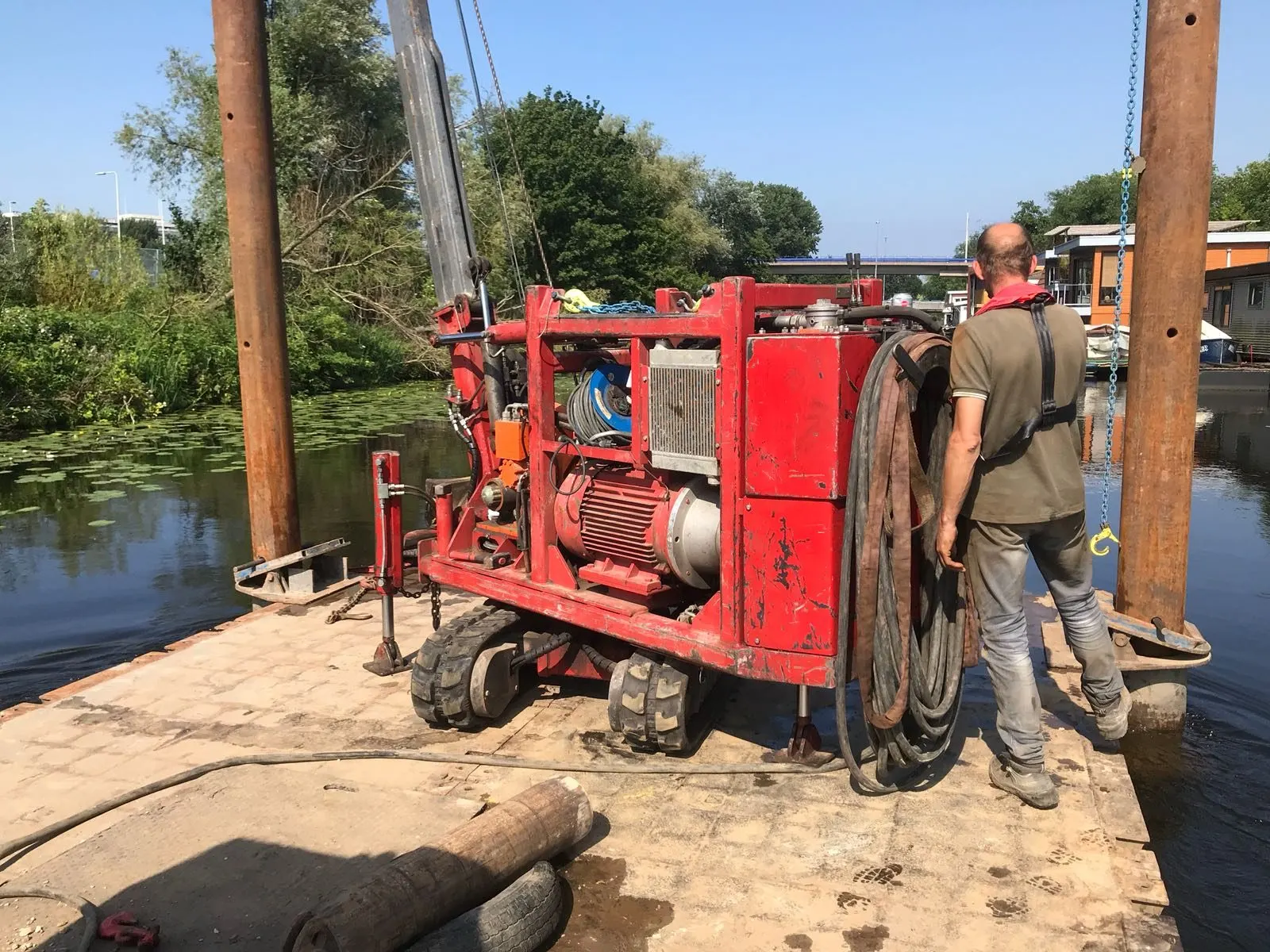 Rode miniheistelling op een ponton op het water
