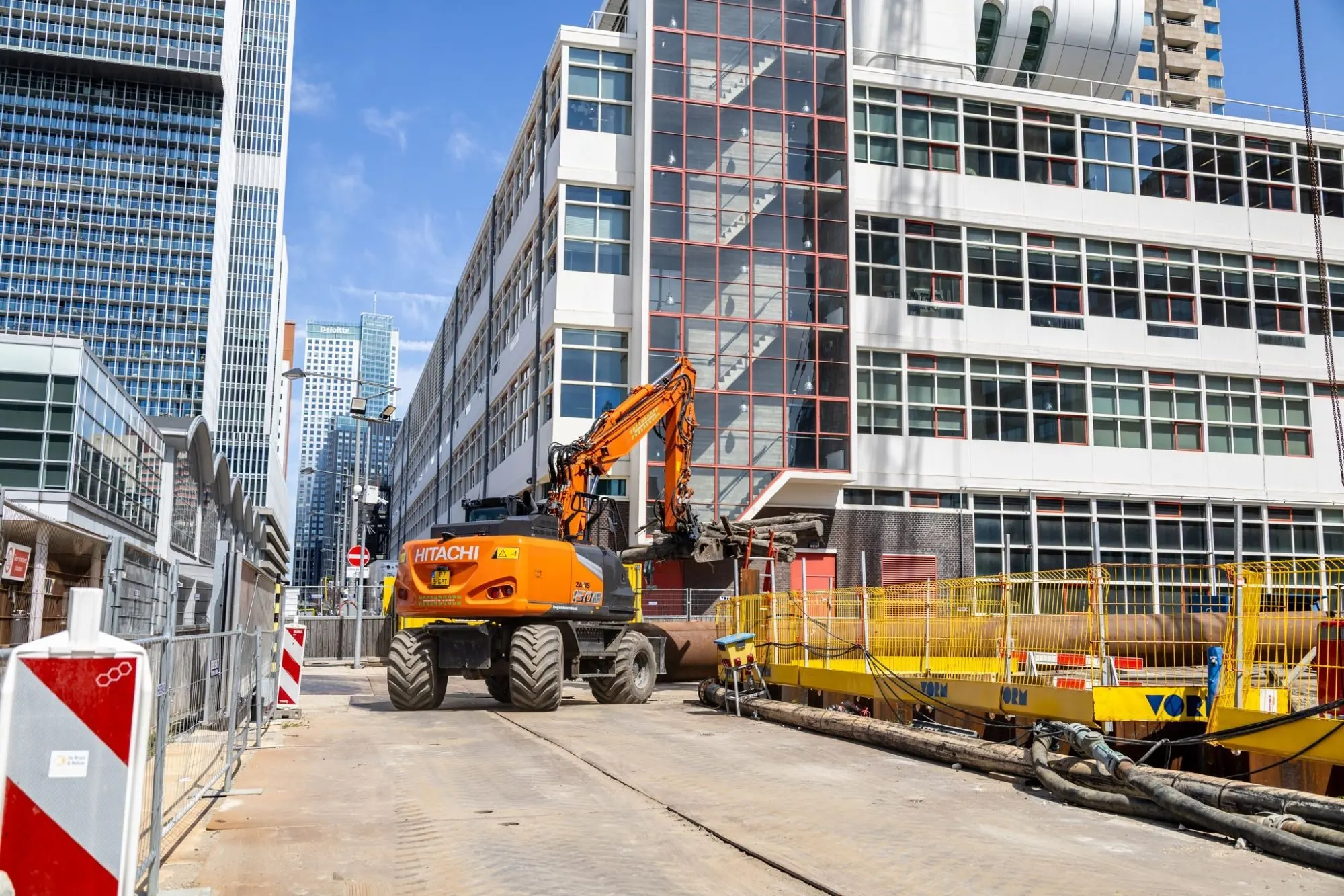 Hitachi mobiele graafmachine in een binnenstad