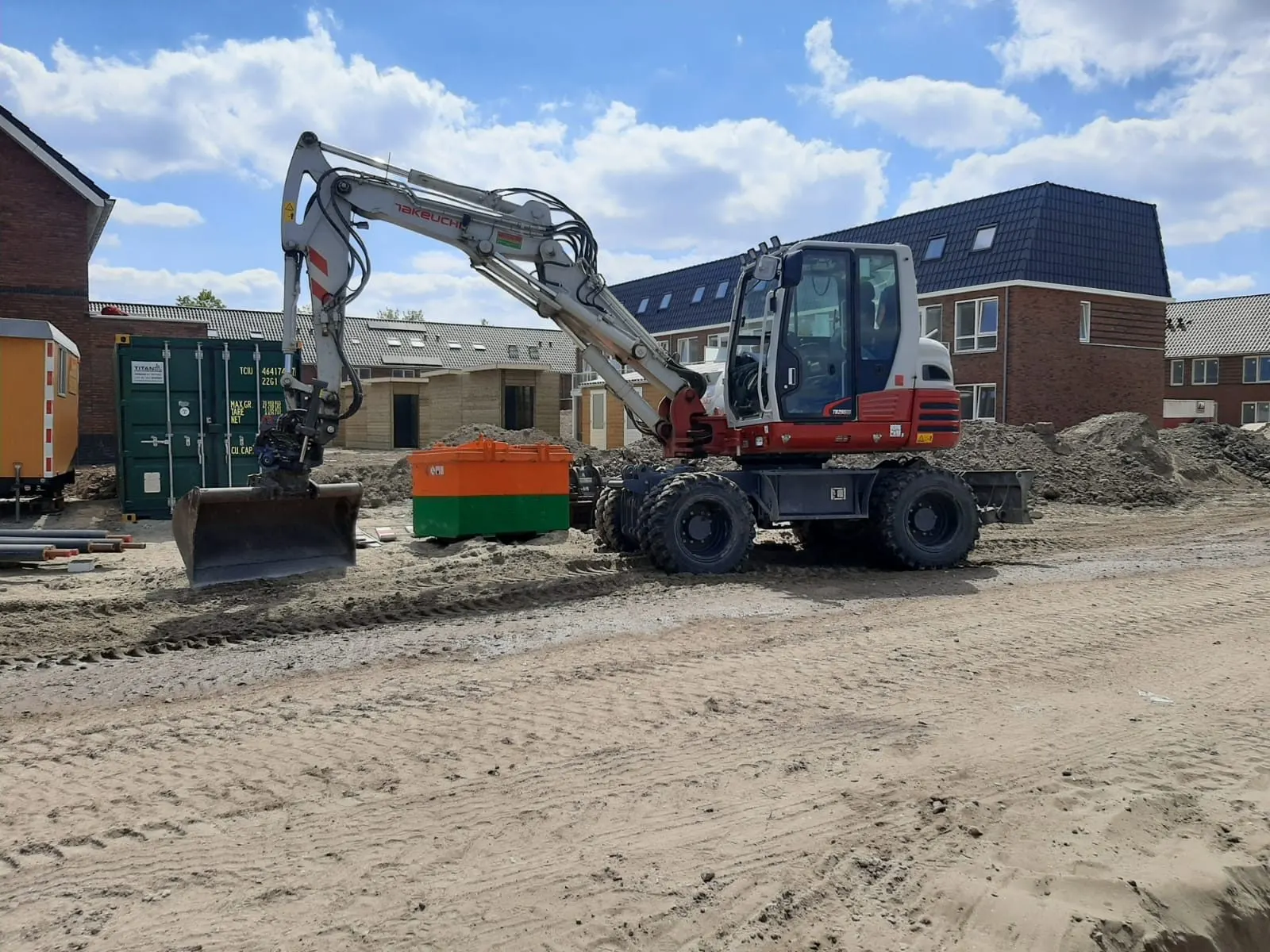 Takeuchi mobiele graafmachine met tiltrotator bij nieuwbouwwoningen