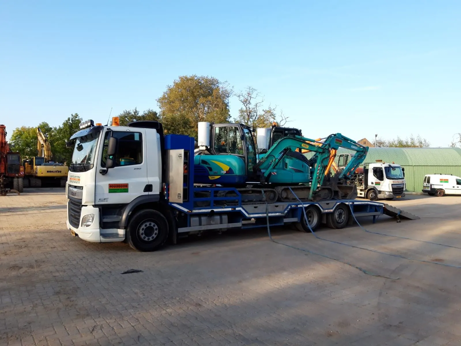 DAF CF oprijwagen met twee minigravers