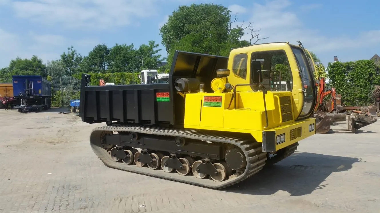 Gele rupsdumper op het eigen terrein