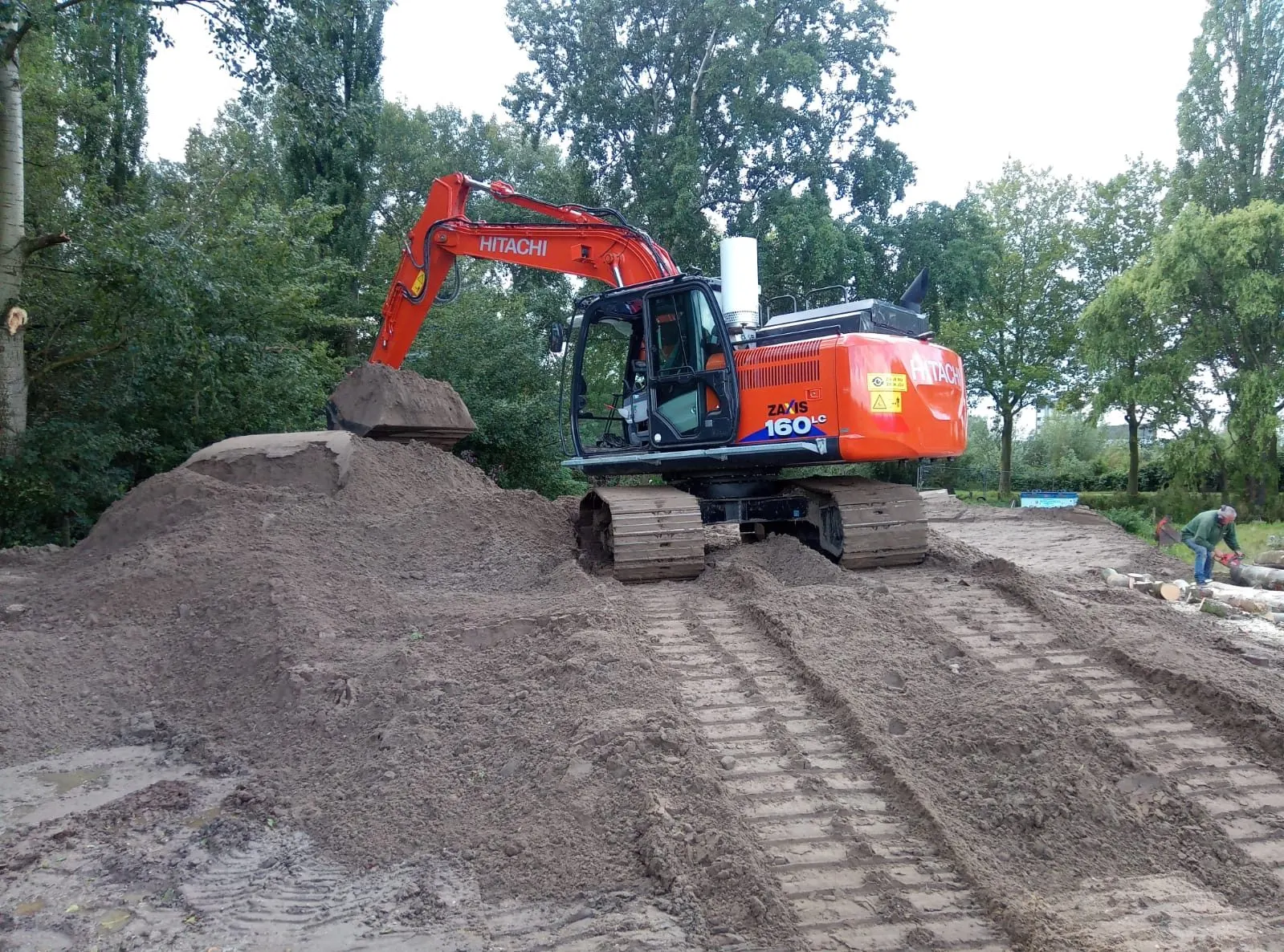 Hitachi ZX160 rupskraan met GPS op een zandhoop